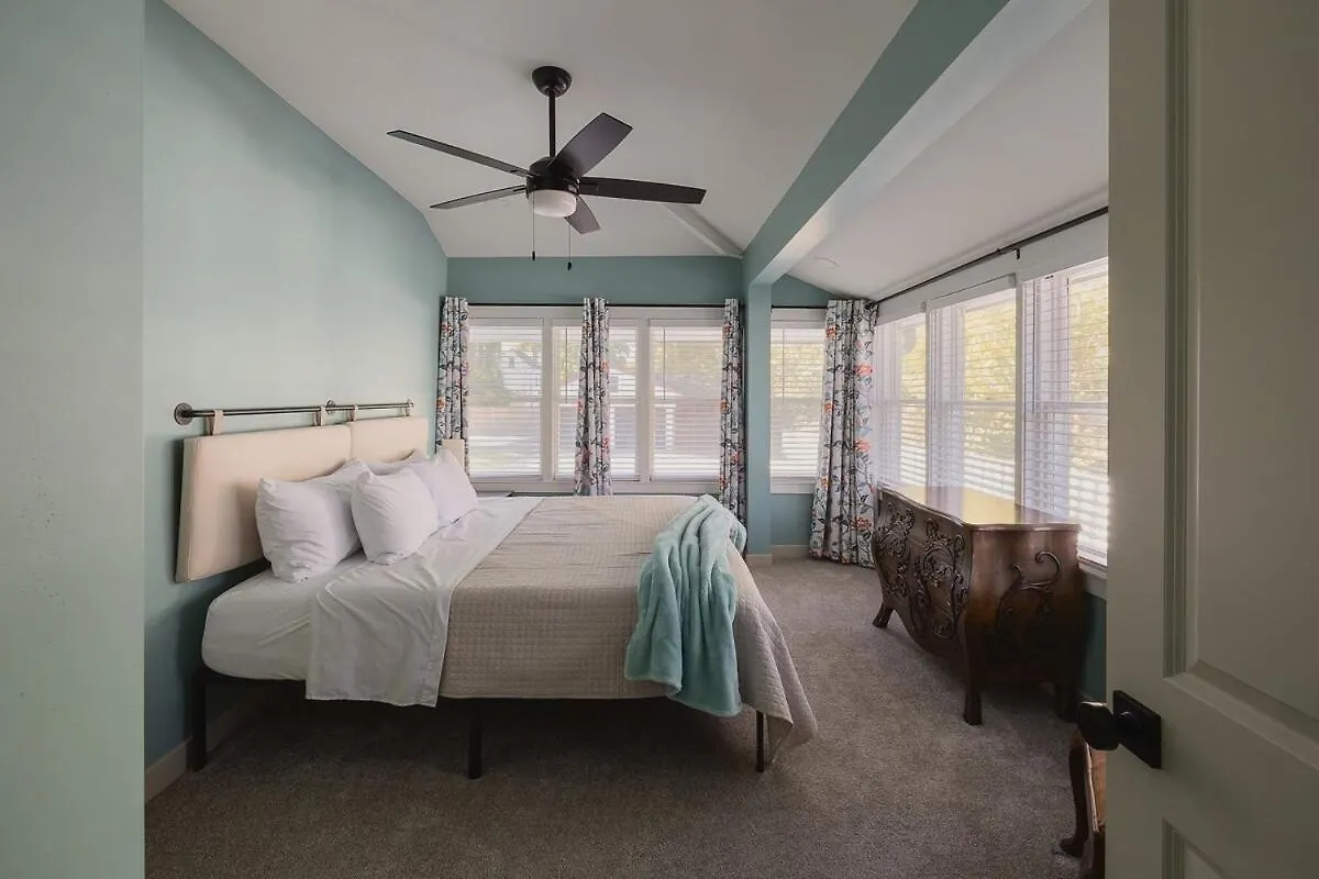 Blushing Pink Manor! Off Frankfort Ave! 8 Br! ルイスビル 別荘