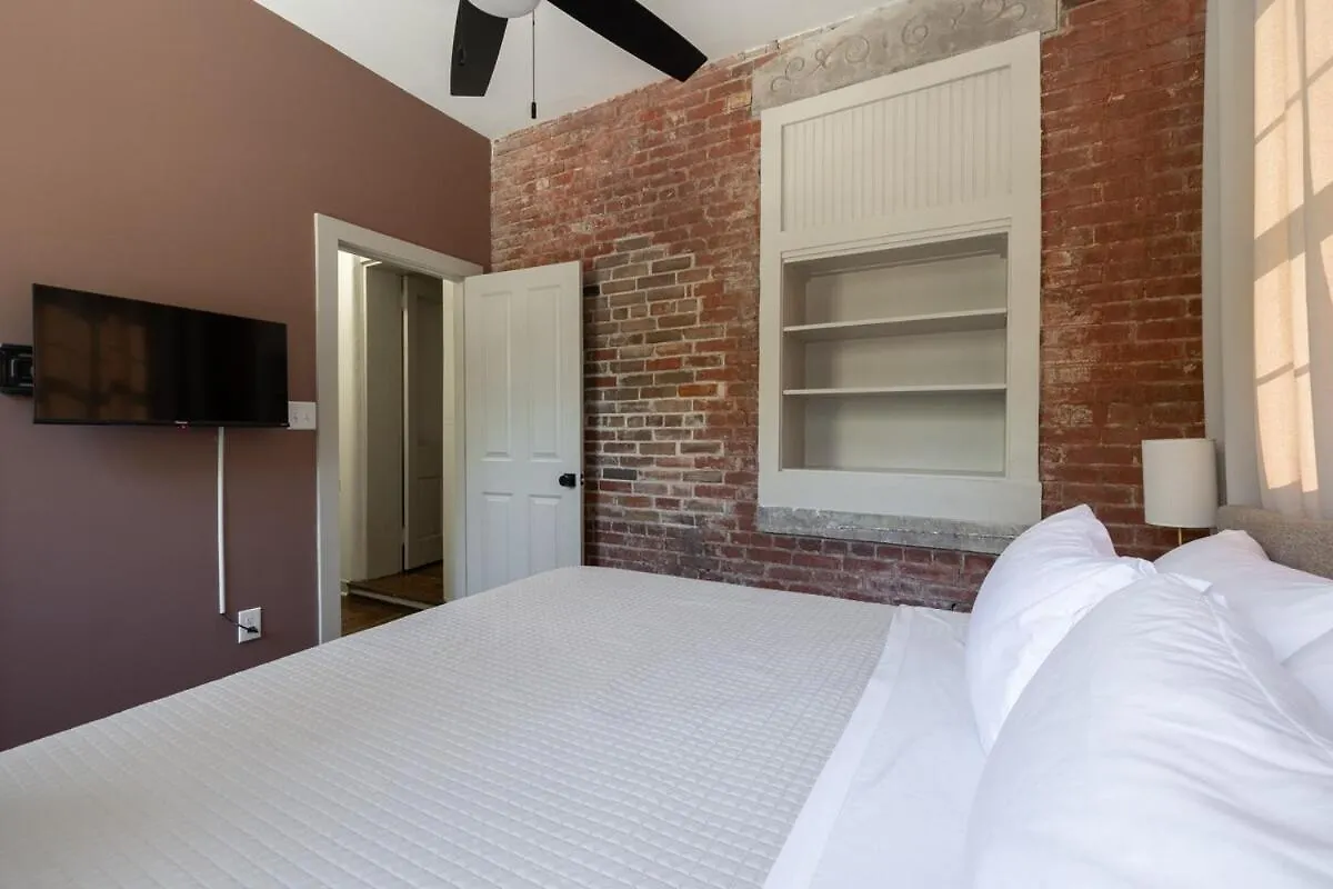Blushing Pink Manor! Off Frankfort Ave! 8 Br! ルイスビル 別荘