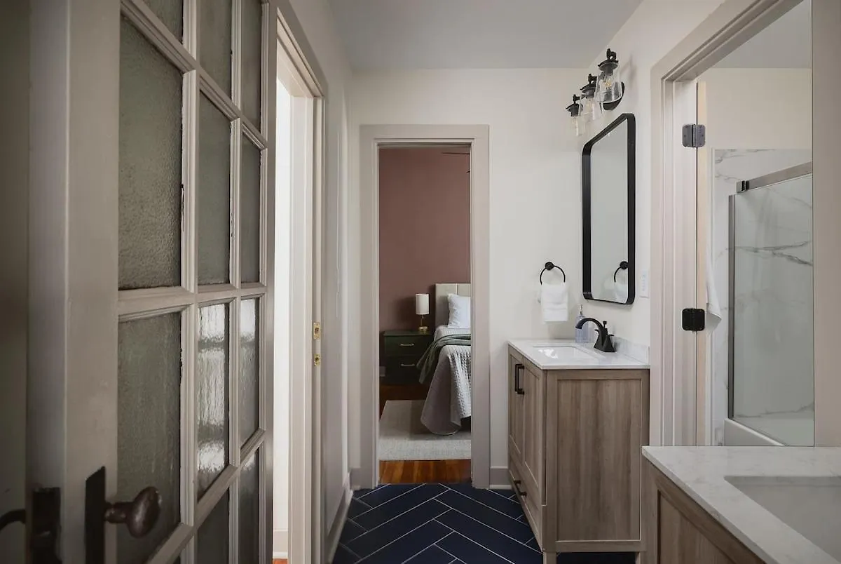 Blushing Pink Manor! Off Frankfort Ave! 8 Br! ルイスビル 別荘