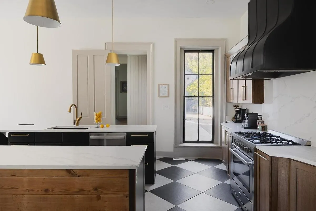 Blushing Pink Manor! Off Frankfort Ave! 8 Br! ルイスビル