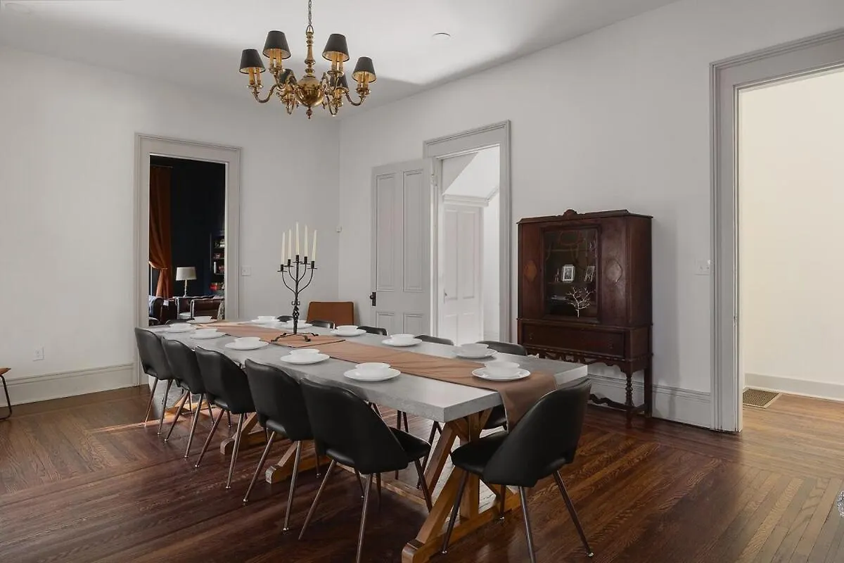 Blushing Pink Manor! Off Frankfort Ave! 8 Br! ルイスビル 別荘