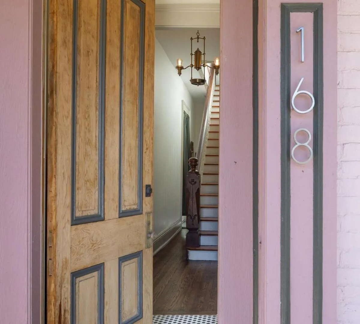 Blushing Pink Manor! Off Frankfort Ave! 8 Br! ルイスビル 別荘