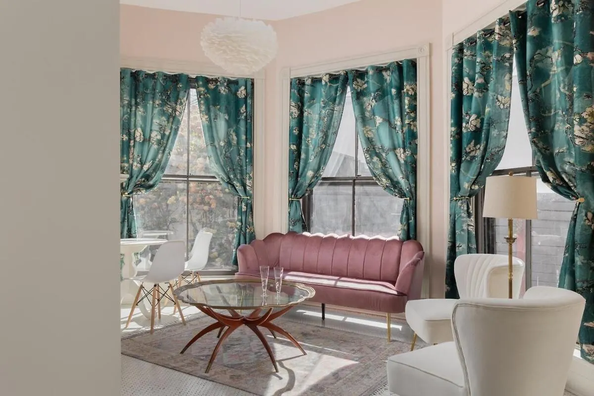 Blushing Pink Manor! Off Frankfort Ave! 8 Br! ルイスビル 0*,  米国