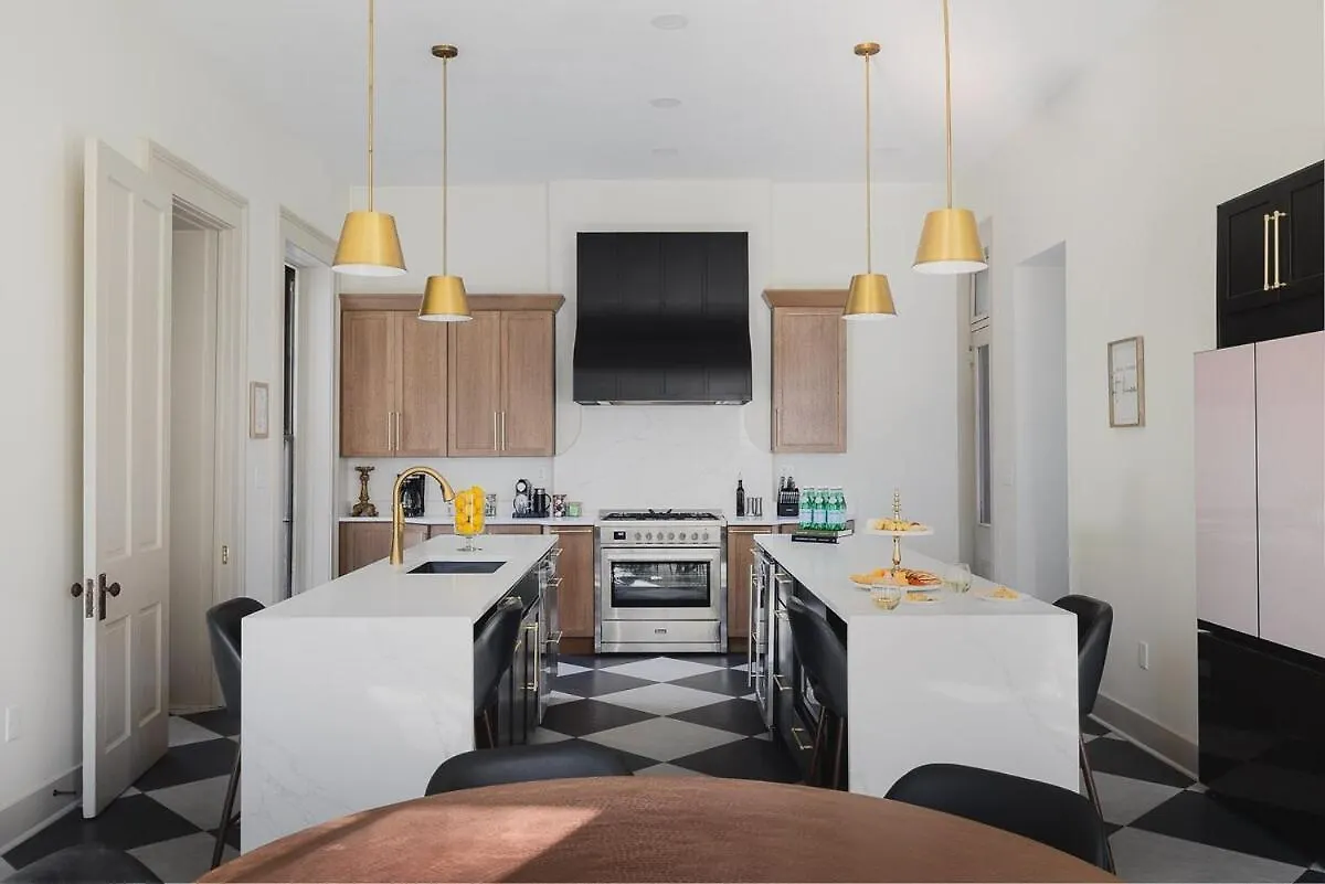 Blushing Pink Manor! Off Frankfort Ave! 8 Br! ルイスビル 別荘