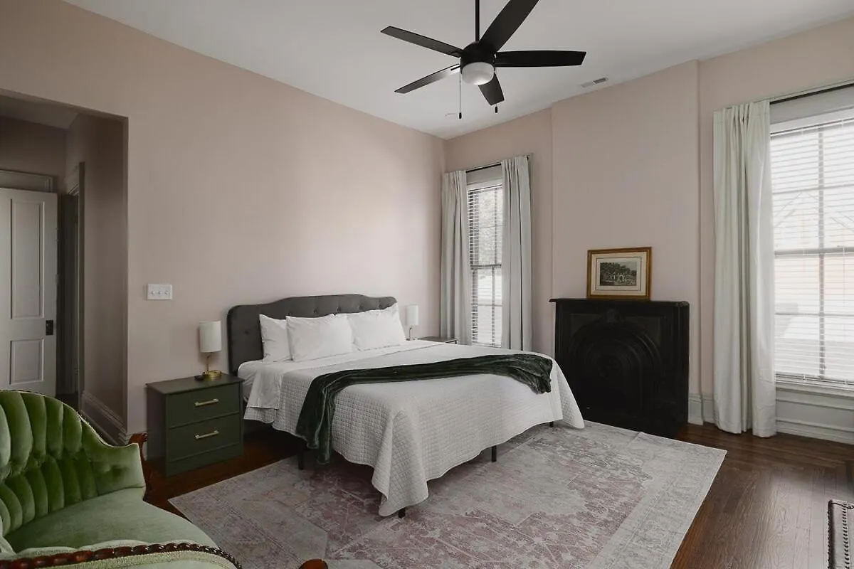 別荘 Blushing Pink Manor! Off Frankfort Ave! 8 Br! ルイスビル