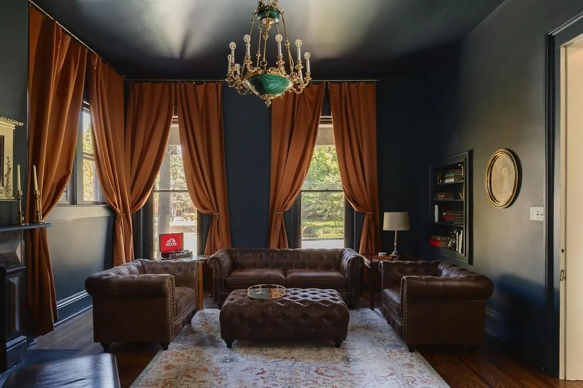 Blushing Pink Manor! Off Frankfort Ave! 8 Br!の連絡先